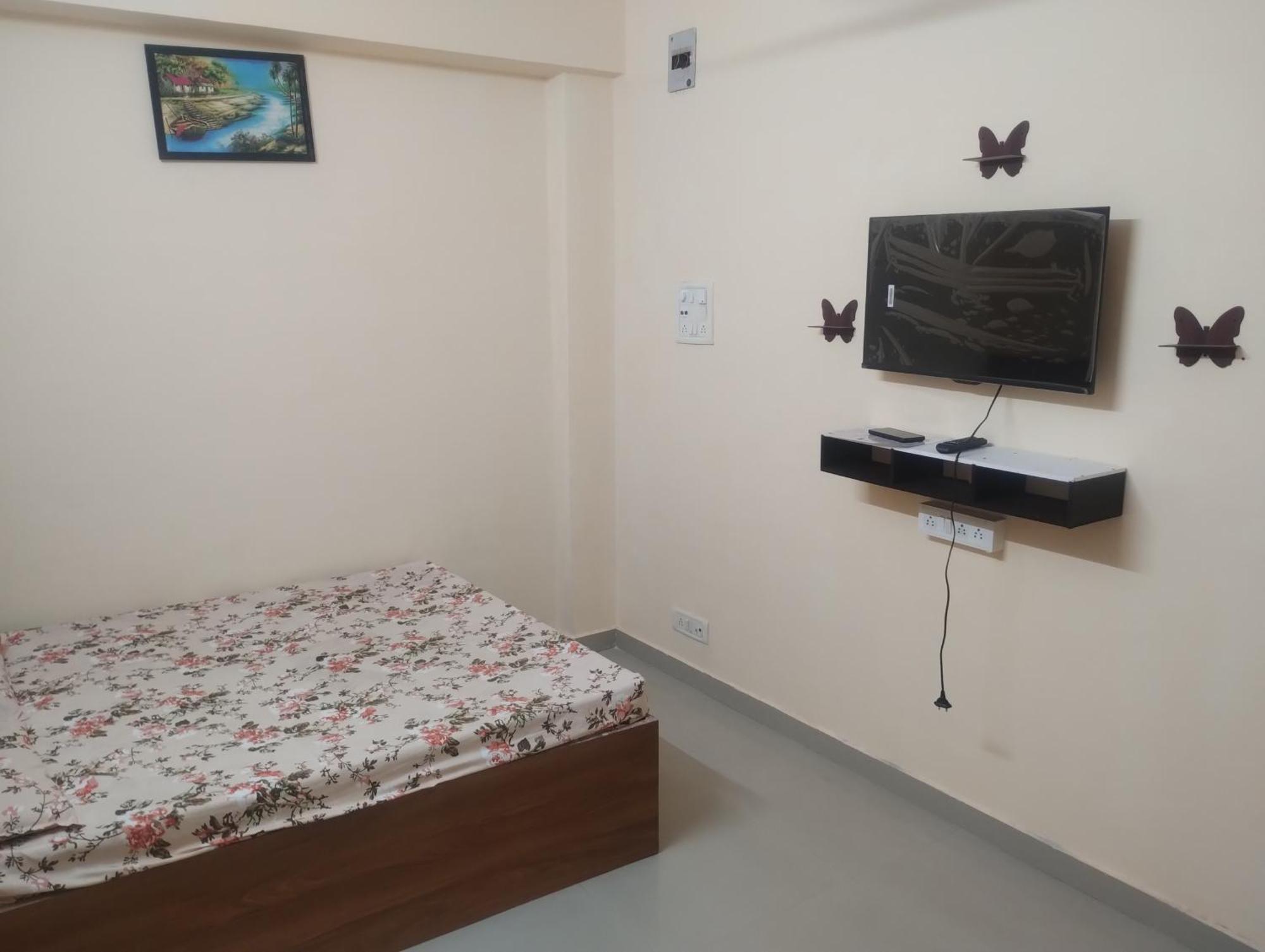 Hotel Metro Althan Surat Buitenkant foto