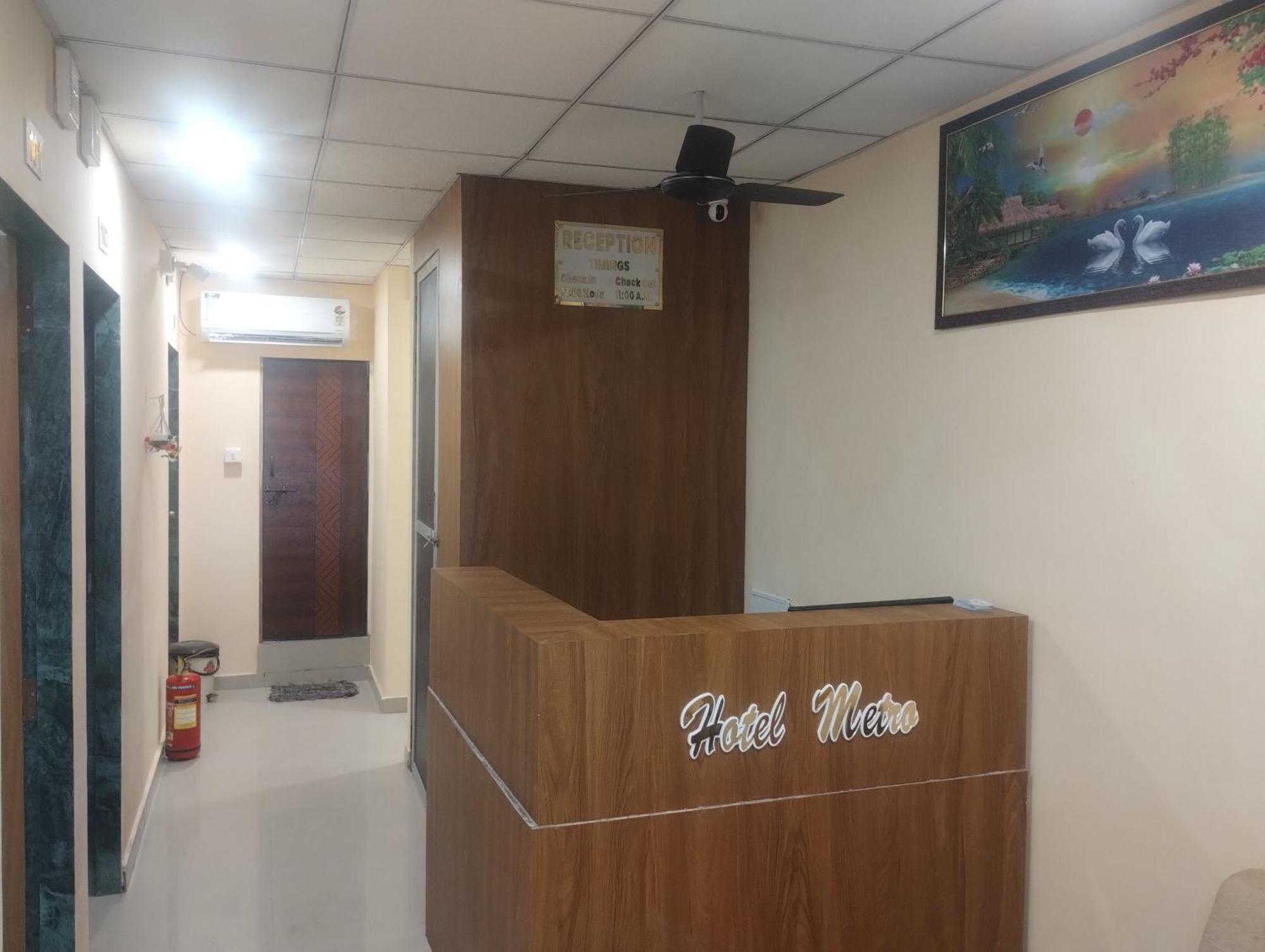 Hotel Metro Althan Surat Buitenkant foto