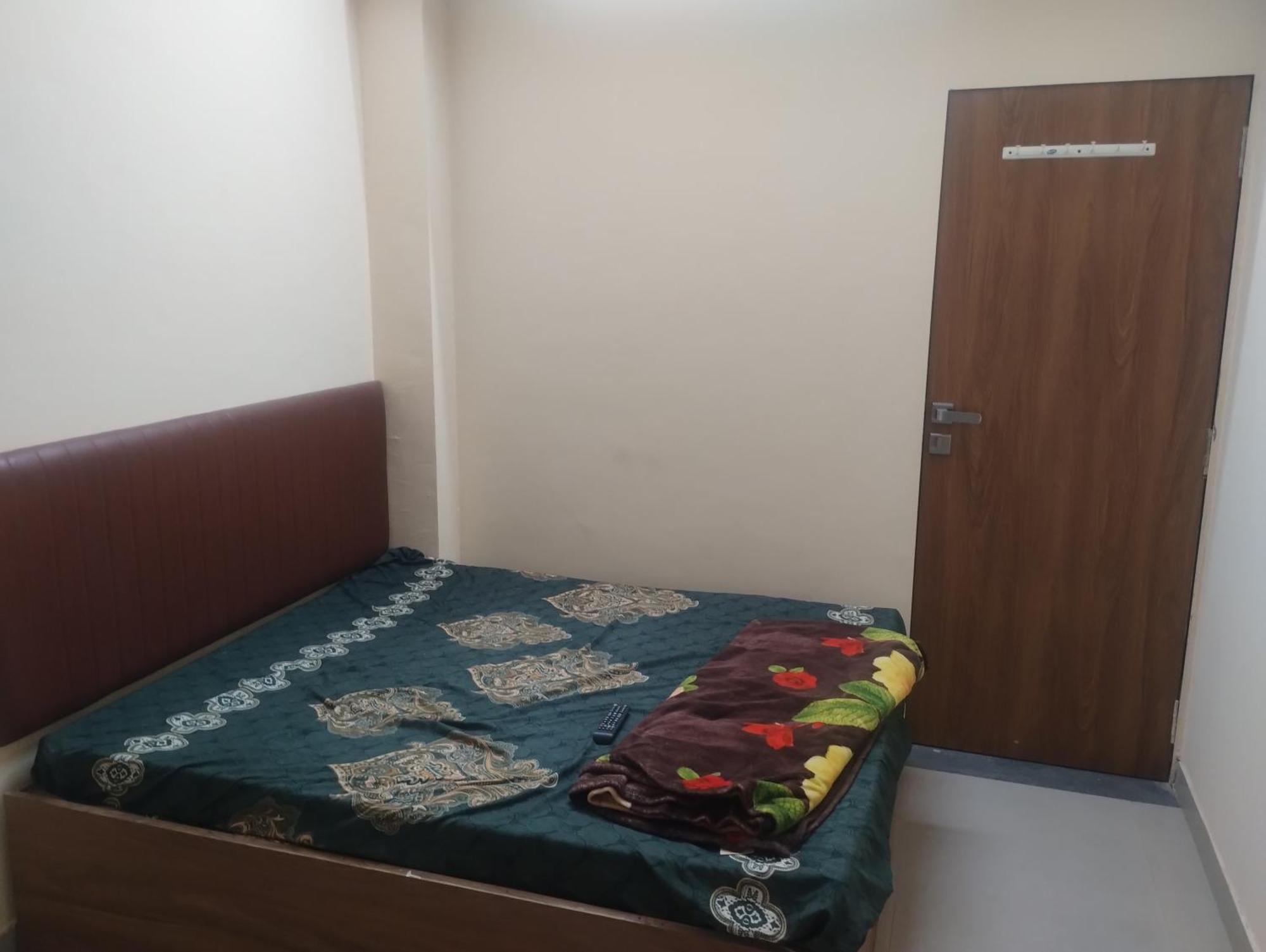 Hotel Metro Althan Surat Buitenkant foto