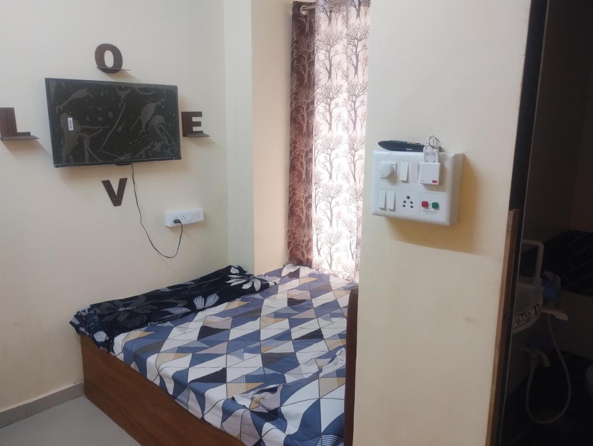 Hotel Metro Althan Surat Buitenkant foto
